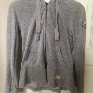 Odd Molly kofta - Äkta Odd Molly kofta säljs i strl XS i bra skick. Skulle passa på en S också. Originalpris 1400 kr