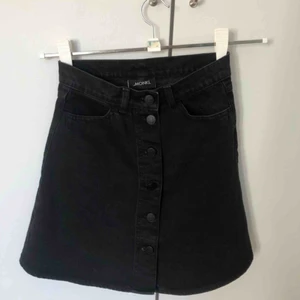  - svart jeanskjol med knappar från  monki, ungefär 60kr frakt och det står köparen för!🥰