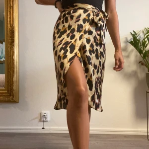 Leopardmönstrad kjol - Midikjol från boohoo, prislappen är kvar. Frakt ingår i priset