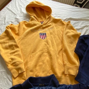 Gant hoodie - Säljer min Gant hoodie, Storlek XS. Säljer den för den har blivit förliten. Går att pruta vid snabb affär. Kan skickas om köparen står för frakten. Tar swish 