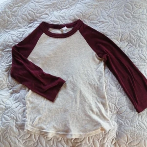 Basic tröja 3/4 ärm XS - Divided basic tröja med 3/4 ärmar från H&M, oanvänd i nyskick.