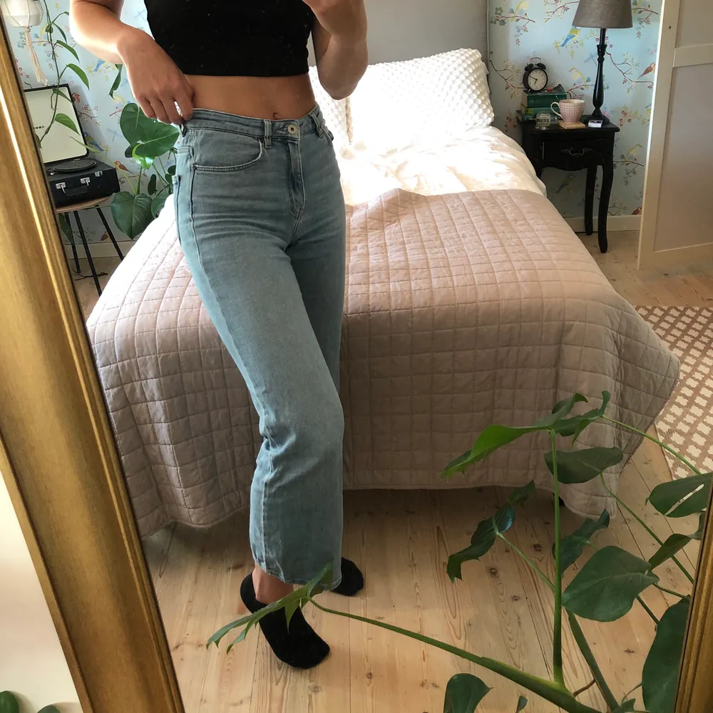 Jag säljer mina jättefina Carin Wester-jeans som har superbra passform och är så bekväma. De är använda men i fint skick! Anledningen till att jag säljer dem är att längden är lite för kort för mig som är 173 cm lång. Frakten är inkluderad i priset! :). Jeans & Byxor.
