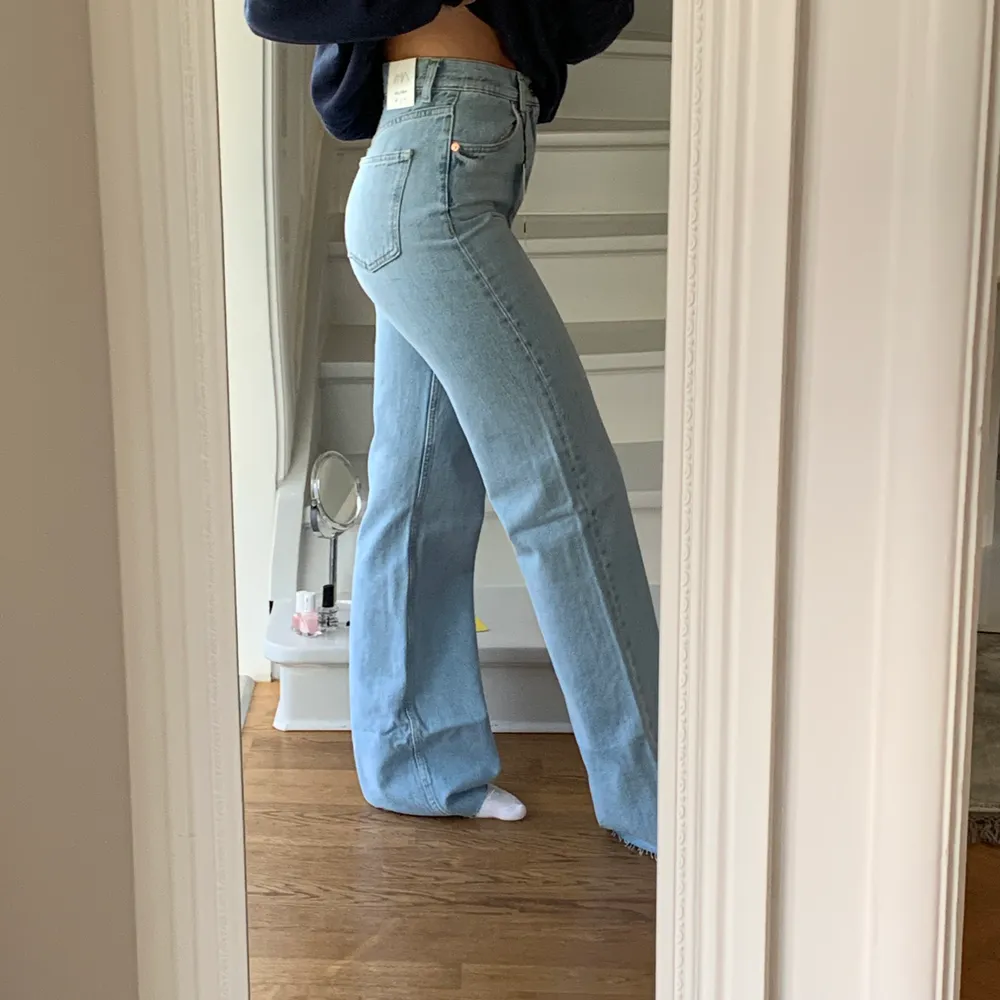 Säljer dessa trendiga Zara jeans i stl 36 då de inte passar, lappen kvar. Jag är 167 cm. Möts i stockholm, köparen står för frakt! Oseriösa köpare blockeras. Buda i kommentarerna!! 🔴❗️MINA BILDER❗️🔴 fråga om tillåtelse innan ni lånar dem. Jeans & Byxor.