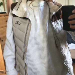 Skön väst strl 38 - Fräsch väst i gott skick från Five Seasons.  94cm runt midjan 103cm runt bysten 16,5cm axelbredd 