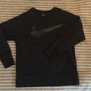 Nike sweatshirt köpt hos xxl i Luleå för ungefär 1 år sedan. Använd fåtal gånger, bra passform och mycket bra skick. Svart med svart tryck på bröstet. 