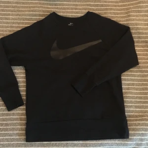 Nike sweatshirt, strl S, svart med tryck - Nike sweatshirt köpt hos xxl i Luleå för ungefär 1 år sedan. Använd fåtal gånger, bra passform och mycket bra skick. Svart med svart tryck på bröstet. 