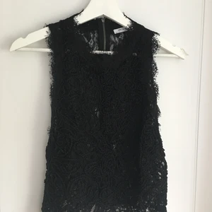 Svart Spetstopp Broderad - säljer nu en svart broderad spetstopp från Zara i storlek L, men är mer som en S i storleken. är använd en gång. köpt för 200 kr.  ✨🥰 
