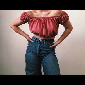 Jättefin sommartopp! - Säljer denna jättesöta topp köpt från Gina tricot i storlek XS. Knappt använd och i jättebra skick! Säljer då jag inte använder den längre. Köparen står för frakt, vid snabbt köp kan jag tänka mig att gå ner i pris