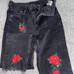 Denim- VINTAGE 🌹 - Denim Jeans med VINTAGE vibesss🌹🥀 som jag har inte hunnit använda mer än 3ggr. Super fin!! Matchar wherever. 😝✨ frakten ingår!