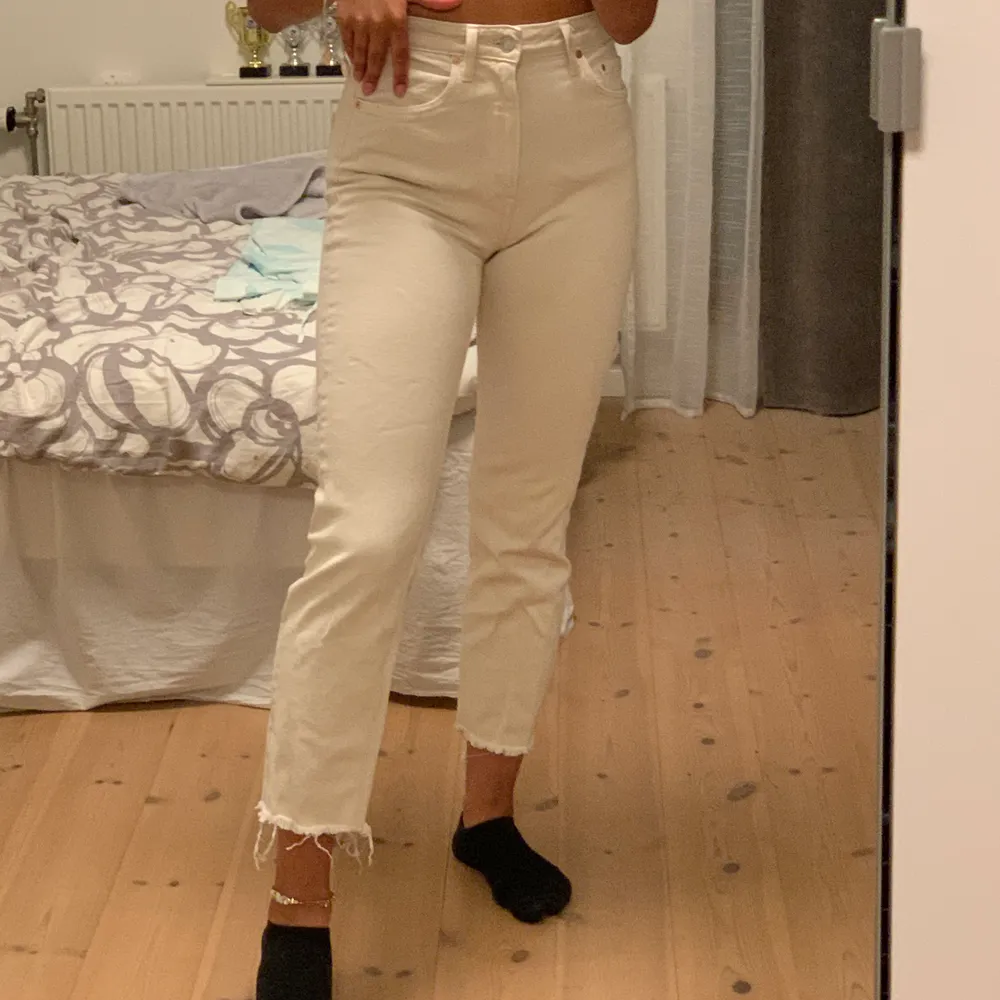 Säljer mina vaniljvita jeans som tyvärr inte kommer till användning. Jag har själv klippt av dem där nere för att få en lite ”coolare” stil på dem. Köparen står för frakten🥰. Jeans & Byxor.