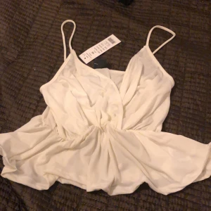 Vit topp - Vit topp från gina, helt ny 