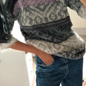 Stickad tröja - Säljer denna super mysiga stickade tröjan! Fick den i present men var inte riktigt min stil därav billig pris. Frakt tillkommer📦