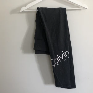 Calvin Klein träningsbyxor - Perfekt skick, använt 1 gång. Storlek s men skulle säga xs. Egentligen träningsbyxor men skulle mer ha dom som yogatights/mjukisbyxor pga tyget. Logga som går runt vänster ben. Buda i kommentarerna!