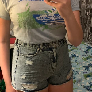 Slitna shorts - Slitna jeansshorts som tyvärr är för små på mig o därför är bara använda en gång. Köpta i Berlin 