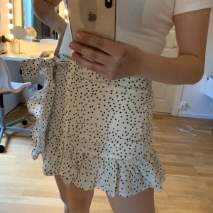 Kjol - Så fin volangkjol, slutsåld! Frakt kostar 20🙂⚡️⚡️