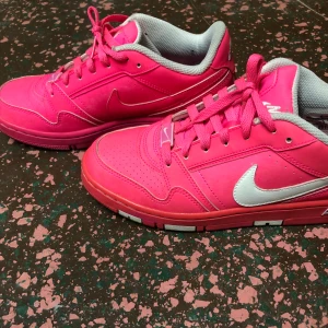 NikeAir Nike sneakers 39 Rosa - Ett par Rosa Nike Air sneakers köpta i New York för ca 4 år sedan, unika! Storlek 39, använda sparsamt så är i väldigt bra skick. 