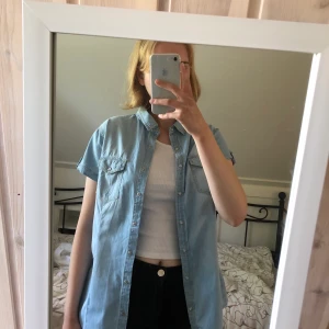 Skjorta - Så skön skjorta, perfekt för sommaren! Frakt tillkommer eller möts upp i uppsala☺️