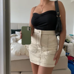 ZARA kjol svarta sömmar - Jeanskjol som inte kommit till användning! Behöver strykas så är den mycket finare. Bra skick