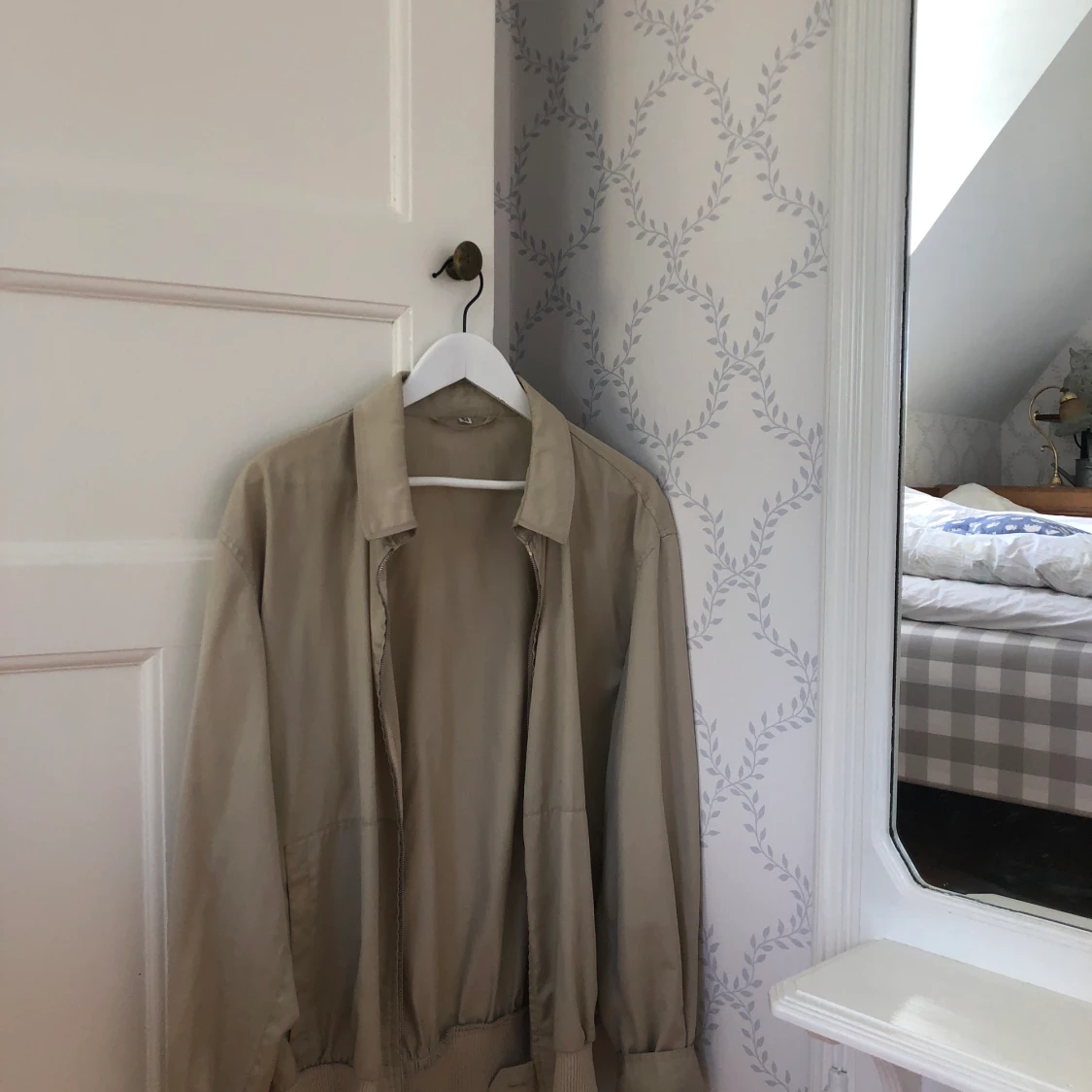Beige tunn jacka
