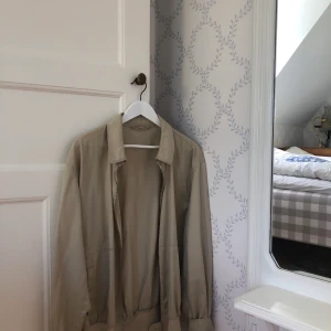 Beige tunn jacka - En väldigt ljus och beige jacka. Skriv för mer bilder.