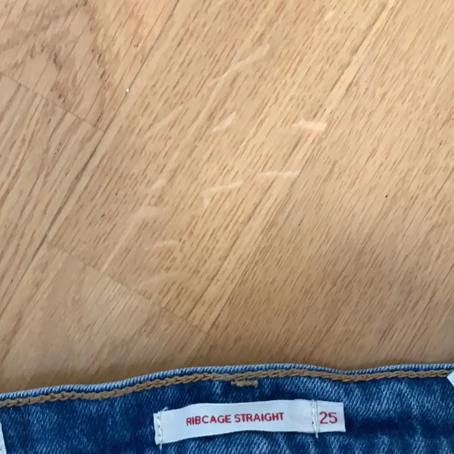 Ett par väldigt populär jeans från Levis! Dom är i modellen ”ribcage straight” och är endast använda 2 gånger. Dom är inköpta för 1150kr och nu tänkte jag sälja dom för 600kr (kan prutas). Jeans & Byxor.