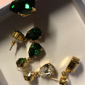 Ring och örhängen - Gröna settet med ring och örhängen, Caroline Svedbom, 550:- eller bud, är öppen för förslag men inga skambud (nypris ca 1300:- totalt)