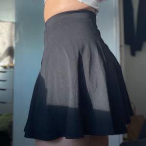 Jättegullig kjol från hm med silvrig dragkedja, har haft den på mig 1 gång och nu har den blivit för liten så passar nog bättre på nån som har strl XS 💕