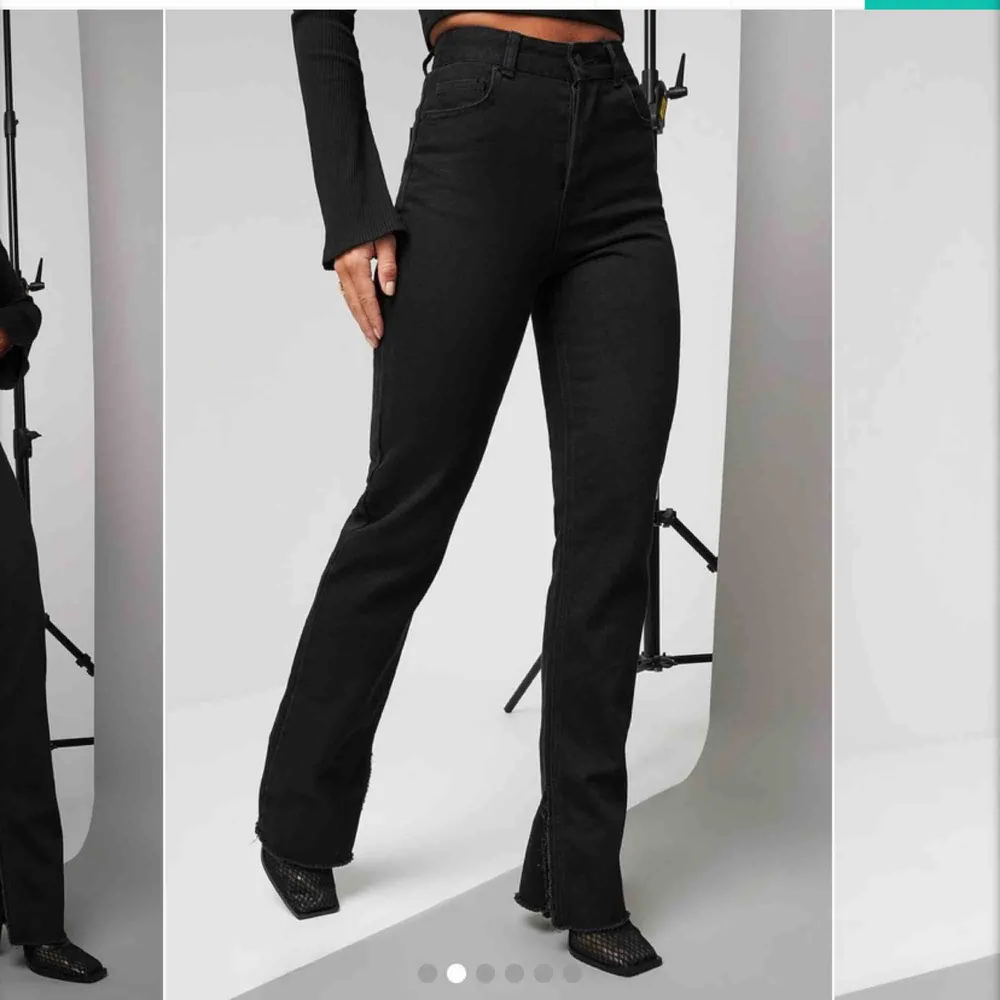 Säljer dessa oanvända jeans från Hanna Schönberg x NA-KD. Skitsnygga svarta jeans med slits på varje sida samt slitningar nedtill. Säljs då dem tyvärr är för korta för mig (jag är ca 175 cm lång)  Kom gärna med bud (frakt ligger på 66 kr) . Jeans & Byxor.