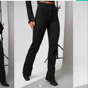 Säljer dessa oanvända jeans från Hanna Schönberg x NA-KD. Skitsnygga svarta jeans med slits på varje sida samt slitningar nedtill. Säljs då dem tyvärr är för korta för mig (jag är ca 175 cm lång)  Kom gärna med bud (frakt ligger på 66 kr) 