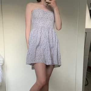 jättesöt sommarklänning  - frakt tillkommer på 42kr. Kan även mötas upp i Stockholm. Samfraktar gärna ✌🏻