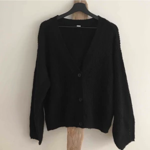 Kofta - Så fin trendig somrig kofta från h&m! jättefin verkligen och ser virkad ut 🍓 har klippt av materiallappen men tror materialet är polyester! 