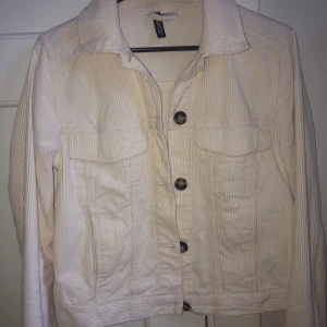 Beige Manchester jacka - Beige Manchester jacka från Hm, stl xs/s, 180 kr