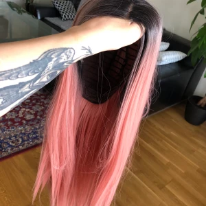 Rosa lacefront peruk  - Asnygg lacefront peruk som jag klippt lacet på. Cap följer med till håret 