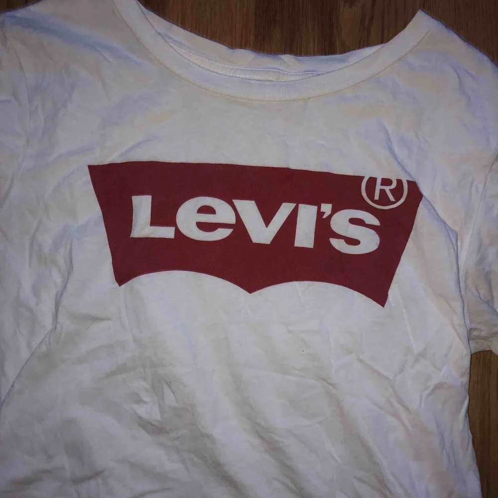 Säljer min vita Levi’s t-shirt ganska använd men väldigt fint skick! Köparen står för frakten :) . T-shirts.