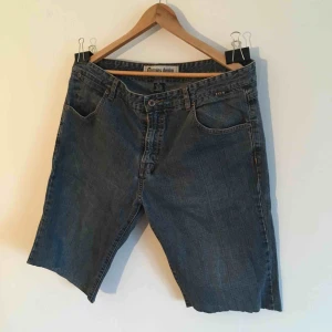  - Jeans från Etnies som jag själv har gjort till shorts. Finns för upphämtning i Örebro, kan även skickas där mottagaren står för frakt 