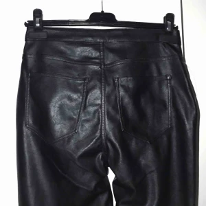 - Skitsnygga byxor i läderimitation. Helt nya och enbart testade! Säljs för att de inte är i min stil! Samfraktar gärna