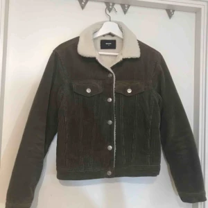  - vinterjacka från bikbok. Fodrad inne så väldigt varm, i en unik grön färg! Använd fåtal gånger 💚