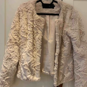  - Pälsjacka från Vero Moda i ljust rosa/beige. Perfekt över nyårsklänningen. Använd enstaka gång.
