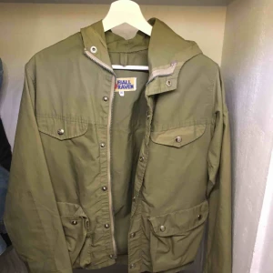  - Pris kan diskuteras vid snabb affär! Så snygg fjällräven jacka!! Säljs då den inte använts alls. Så gott som ny och inga fel! Skriv för frågor eller mer bilder :) 