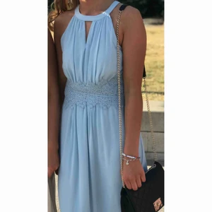  - Säljer min superfina klänning från Vila. Endast använd en gång, så den är i fint skick!! Storlek 38 men passar mig som vanligtvis har 36 💕💕 (Jag är ca 170 lång) 