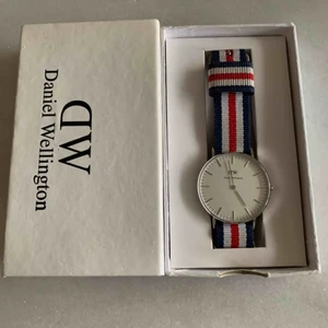 Daniel Wellington klocka  - Daniel Wellington klocka, 500kr eller bud med rätt att neka. Använd ett fåtal gånger, säljer pga används ej. Nypris 1399kr.