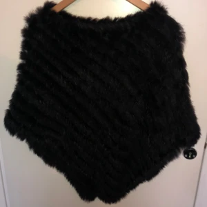 Päls - Säljer en päls poncho som är i jättebra skick💕