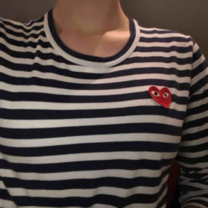  - ÄKTA! Comme Des Garcons långärmad tröja. Storlek M men passar även S. Har S/M o passar mig finfint🥰 Säljes för att den inte längre kommer till användning:/💓 Inkl frakt i priset🤤💓 Hör av dig för frågor💓💓💓