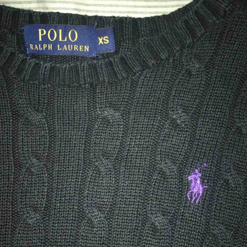 Fin tröja från Ralph Lauren med lila broderat tryck. Tröjor & Koftor.