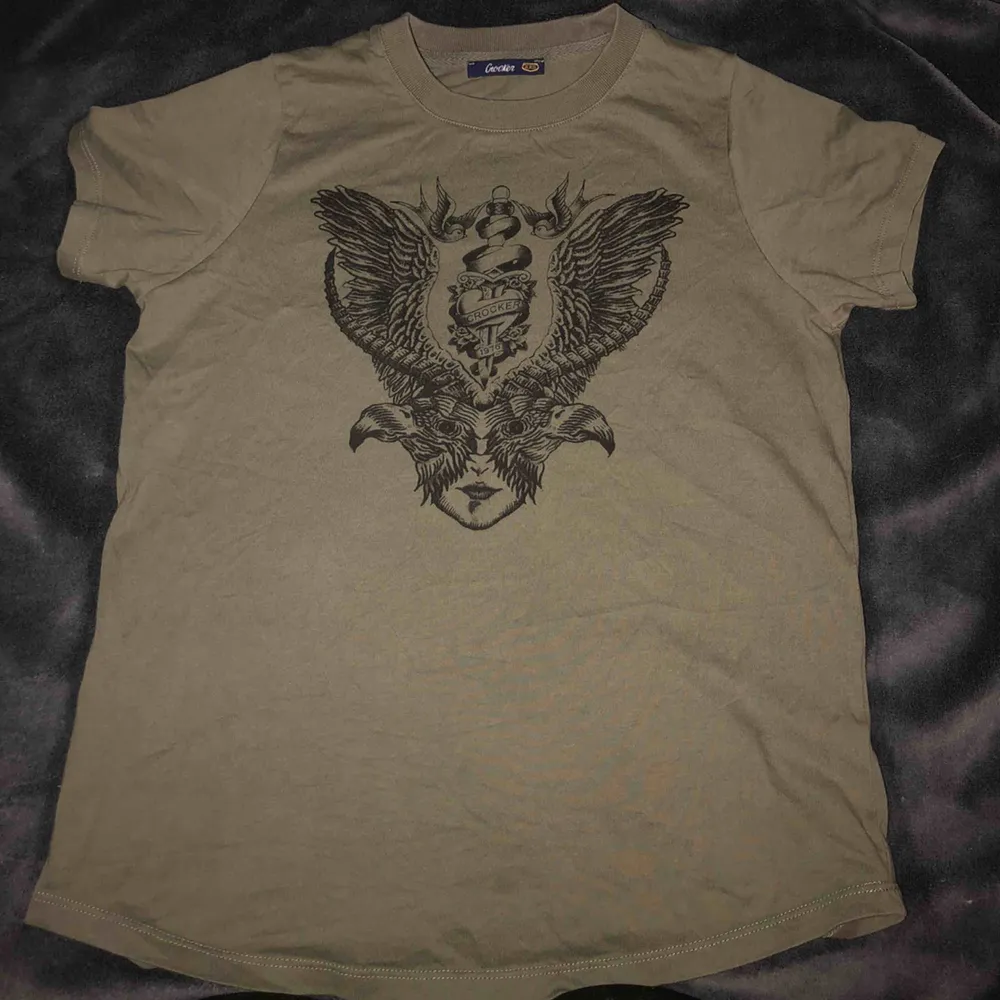 En militärgrön T-shirt ifrån Crocker med ett annorlunda tryck, som helt ny. Passar mig som är en xs/s💚💚. T-shirts.