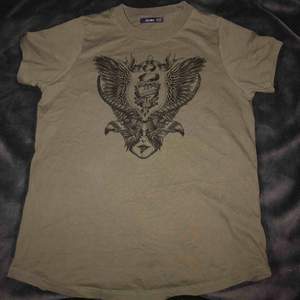 En militärgrön T-shirt ifrån Crocker med ett annorlunda tryck, som helt ny. Passar mig som är en xs/s💚💚