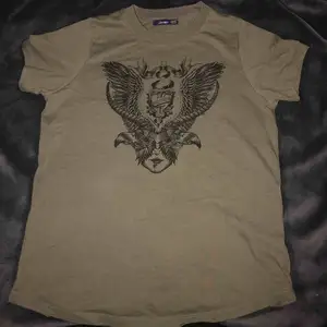 En militärgrön T-shirt ifrån Crocker med ett annorlunda tryck, som helt ny. Passar mig som är en xs/s💚💚