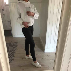  - Säljer ett par riktigt snygga jeans från Tiger of Sweden i storlek W27 L32 💋🧞‍♀️ Tyget är lite glansigt, likt ett par skinnbyxor vilket framkommer mest på andra bilden. Jättebra skick! Nypris: 1500 kr