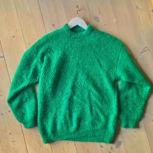  - Ashäftig GLITTRIG stickad tröja med invävda silver/glittertrådar. Helt perfekt för jul och nyår :’) Släng på lite julkuleörhängen och vips så är du en levande julgran!!  Den är lite oversized så den passar S-L ungefär :) Snygg passform verkligen!! <3