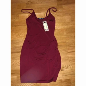  - Superfin röd klänning från boohoo. helt oanvänd med prislapparna fortfarande kvar. inköpt för 200kr.